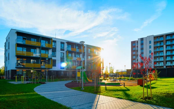 Appartement maison résidentielle façade architecture avec aire de jeux pour enfants réflexe de lumière du soleil — Photo