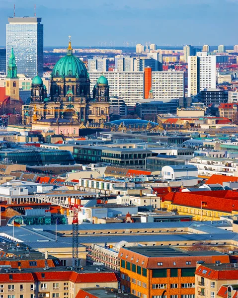 Vista aérea del centro de Berlín con reflejo de la catedral de Berliner Dom — Foto de Stock