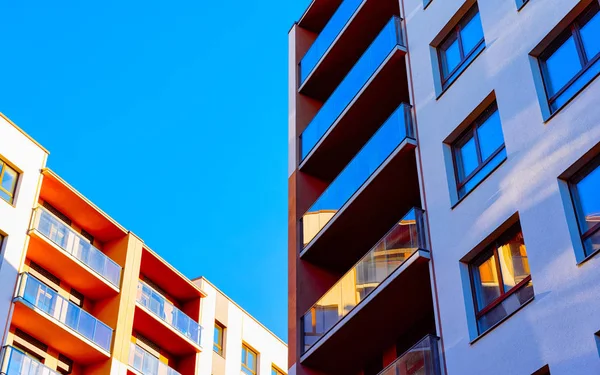 Kopya alanı refleksi için boş yeri olan apartman ön cephesi — Stok fotoğraf