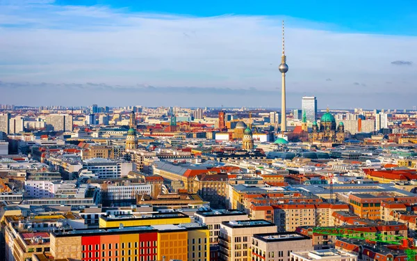 Vista aérea del centro de Berlín con reflejo de la catedral de Berliner Dom — Foto de Stock