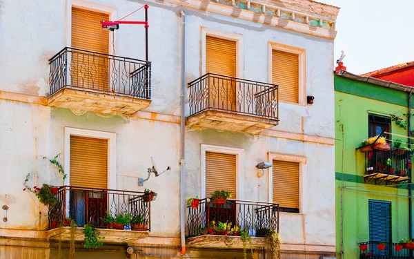 Janelas e varandas de complexo residencial casa na Sardenha reflexo — Fotografia de Stock