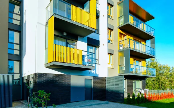 Lägenhet bostadshus hem arkitektur med ingång grind reflex — Stockfoto