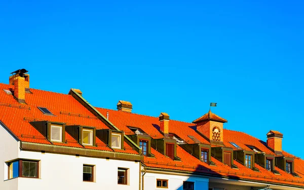 Плитка даху котеджу з блакитним небом Сільський пейзажний рефлекс — стокове фото