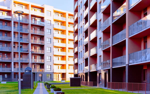 Apartman daireleri dış mekanlar refleksli mimari ön cephe