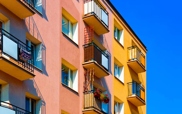 Frammento di facciata di appartamento edificio residenziale in Polonia riflesso Foto Stock