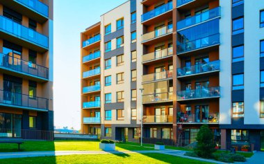 Apartman evleri dış mekan refleksi olan dış mekan mimarisi