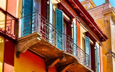 Olbia refleksindeki eski apartman binası mimarisi.