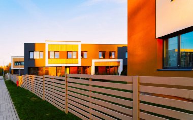 Daire ev mimarisi ve giriş çiti refleksi.