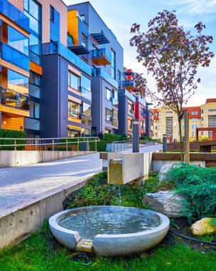 Modern konut binalarında dekoratif çeşme refleksi