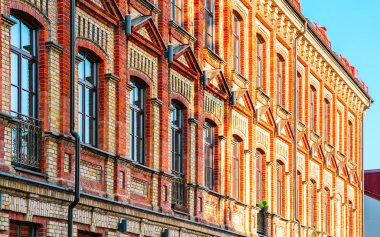 Vilnius refleksindeki eski şehir merkezinde kırmızı tuğladan ev