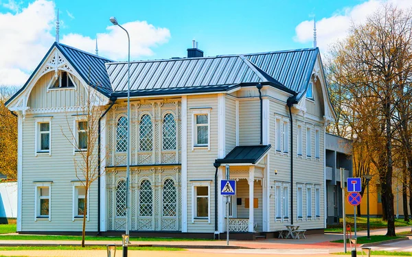 Küçük avlusu olan modern kır evi Druskininkai refleksi — Stok fotoğraf
