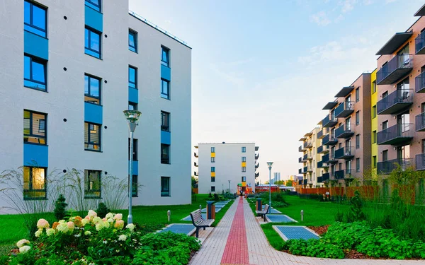 Residencial apartamento casa complejo bloque arquitectura exterior reflejo — Foto de Stock