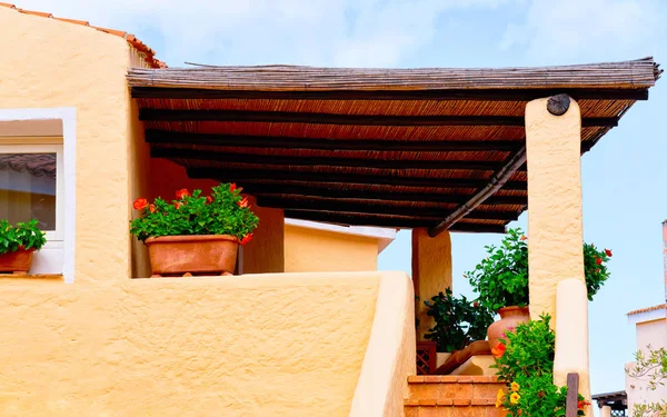 Entrada com escadaria de casa residencial em Porto Cervo reflexo — Fotografia de Stock