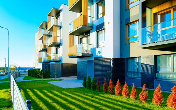 Apartamento casas residenciales casa fachada arquitectura e instalaciones al aire libre reflejo — Foto de Stock