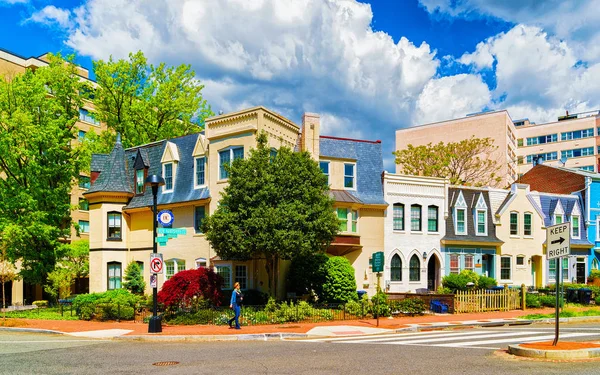 Foggy Bottom barrio histórico en Washington DC reflejo — Foto de Stock