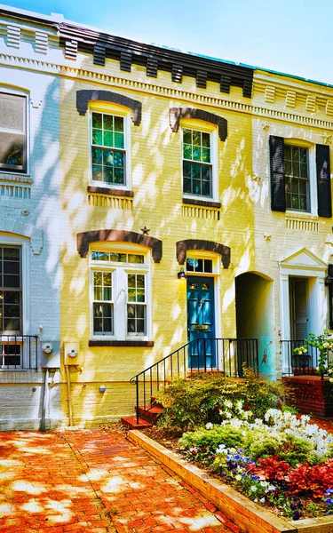 Edificio blanco fotografiado en el barrio de Georgetown reflejo de Washington DC — Foto de Stock