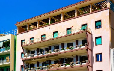 Cagliari refleksi, modern konut binasının ön cephesi.