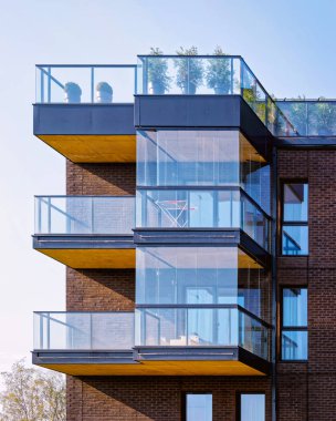 Apartman inşaatının modern mimarisinin bir parçası.