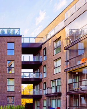 Daire inşaatının modern cam mimarisinin bir parçası.