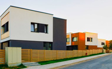 Giriş kapısı refleksli bir apartman mimarisi.