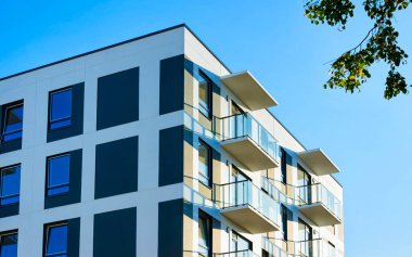 Modern apartman binasının ön cephe fotokopi alanı yeşil ağaç refleksi