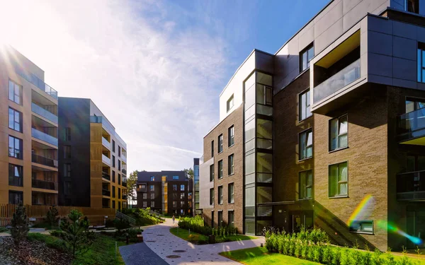 Complejo europeo moderno de edificios de apartamentos residenciales reflejo — Foto de Stock