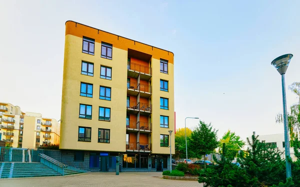 Nowoczesny dom apartamentowy kompleks obiektów zewnętrznych refleks — Zdjęcie stockowe