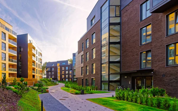 Konut binalarının modern Avrupa kompleksi refleks