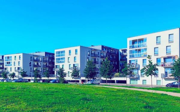 Parc dans les nouveaux bâtiments résidentiels avec installations extérieures Vilnius reflex — Photo