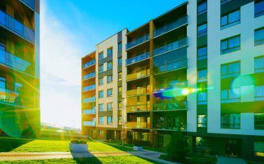 Açık hava tesisleri güneş ışığı refleksli apartman ön cephesi mimarisi