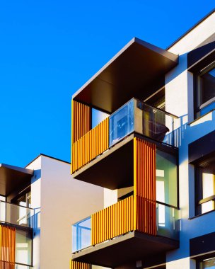 Kopya alanı refleksi için boş yeri olan bir apartman dairesi cephesi.