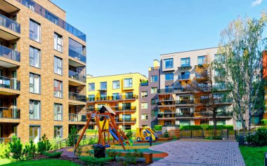 Konut binalarının mimari kompleksindeki çocuk parkı refleksi