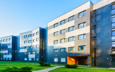 Vilnius refleksi olan yeni apartman binalarındaki patika.