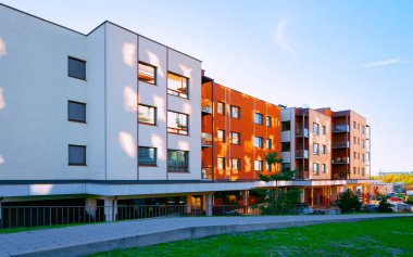 Park refleksi olan bir apartman mimarisi.