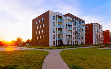 Apartman modern ev ve ev binaları. Gayrimenkul günbatımı refleksi.
