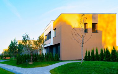 Açık hava tesisleri refleksi olan bir apartman mimarisi.