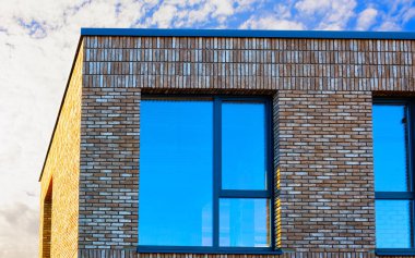 Kopya alanı refleksi için boş yeri olan bir apartman dairesi cephesi.