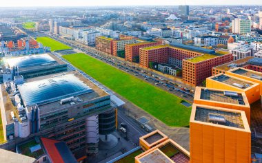 Potsdamer Platz refleksi modern apartman mimarisinin havadan görünüşü
