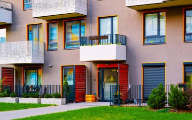 Apartman dairesi, modern bina dış tarafı giriş kapısı konsept refleksiyle.