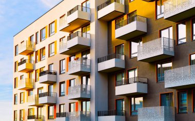 Apartman evi modern konut binaları mimari konsepti uzay refleksini kopyalıyor