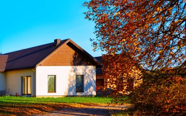 Ev cephesi mimarisi ve açık hava tesisleri refleksi