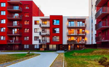 Modern apartman kompleksi ve açık hava tesisi refleksi