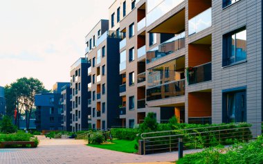 Modern apartman binası kompleksi ve açık hava tesisi refleksi