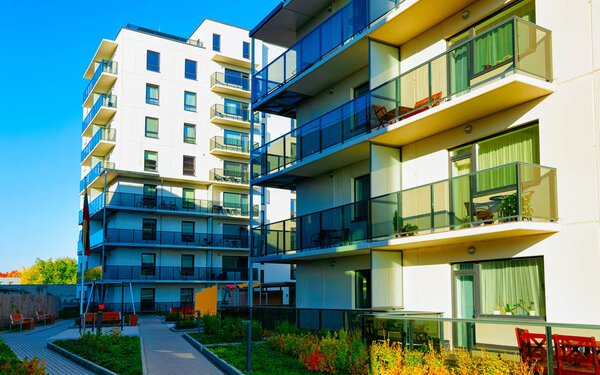 Жилой дом жилой архитектуры с входными воротами рефлекс
