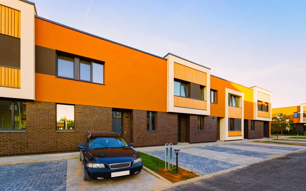 Apartamento casa de pueblo edificio residencial y coche aparcado reflejo — Foto de Stock