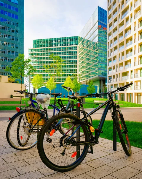 Bicycles parked at Modern apartment residential and flat building Vienna reflex — Stock Photo, Image