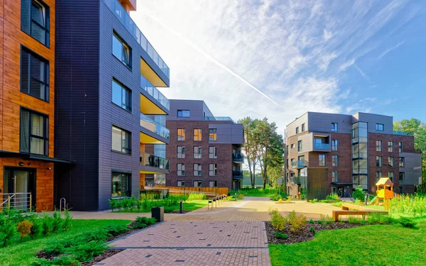 Benches at Modern european complex of apartment buildings reflex — Stock Photo, Image