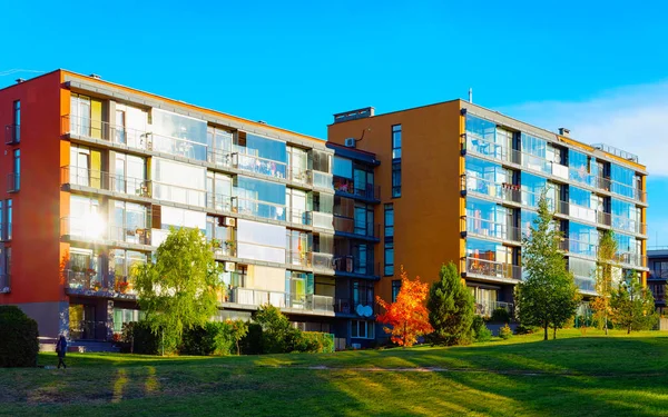 Apartamentos casa residencial casa fachada arquitectura e instalaciones al aire libre reflejo de la luz solar — Foto de Stock