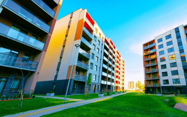 Apartamentos vivienda residencial fachada arquitectura con instalaciones al aire libre reflejo — Foto de Stock