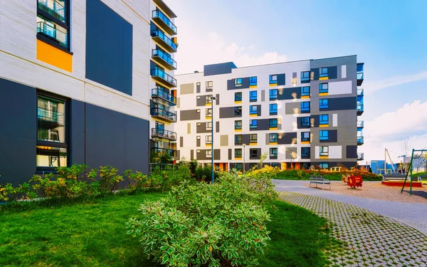 Nuevo apartamento residencial edificio de casa plana con reflejo de parque infantil — Foto de Stock